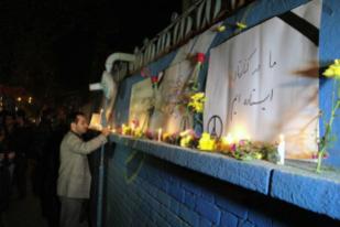 Iranians show their sympathy for the victims of the Paris Attacks at French Embassy in Tehran 1