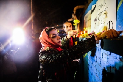 Iranians show their sympathy for the victims of the Paris Attacks at French Embassy in Tehran 3